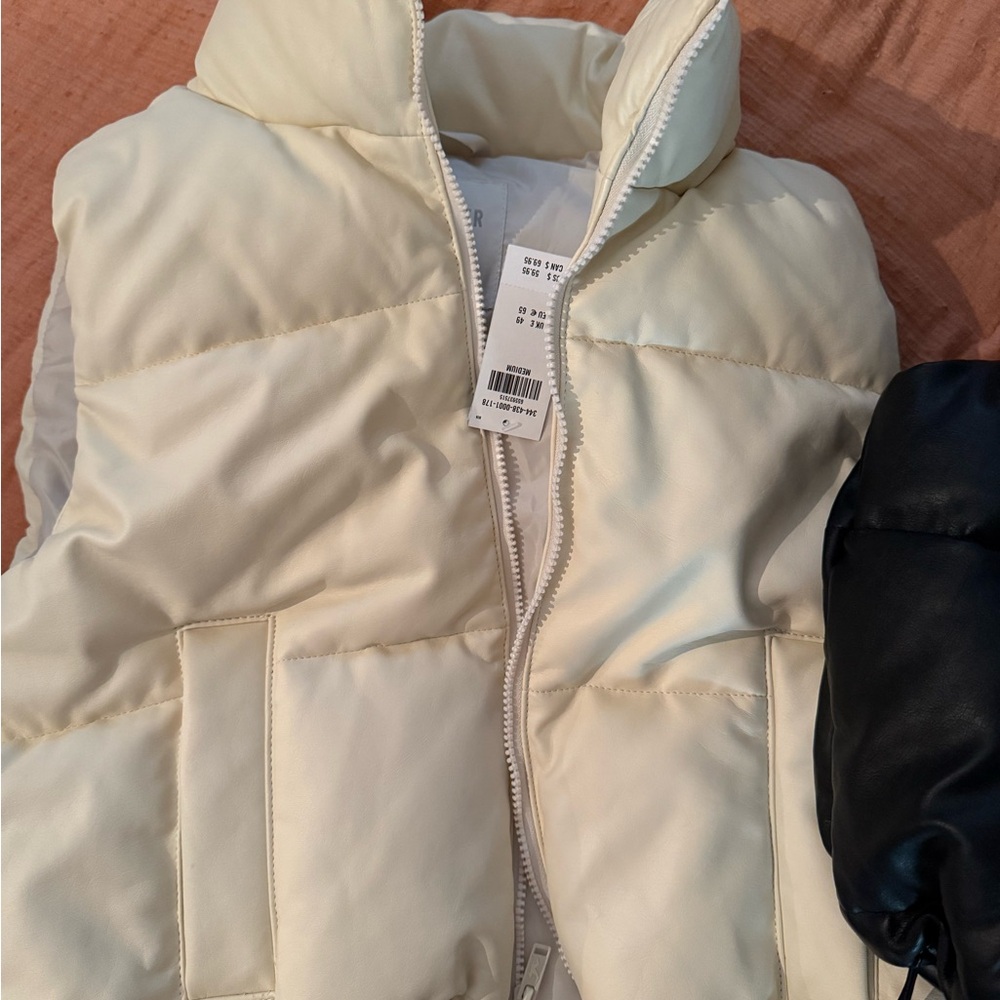 Hollister Women's Off-White Puffer Jacket